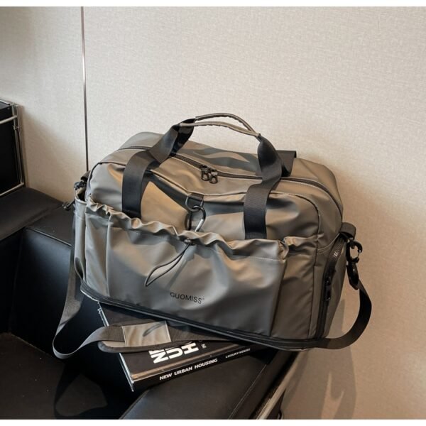 Single-shoulder sports and fitness bag with separate compartments for wet and dry items