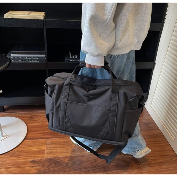Stylish gym bag with separate compartments for wet and dry items