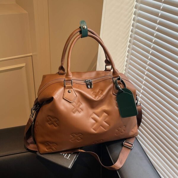 Large capacity, lightweight, durable zippered tote bag