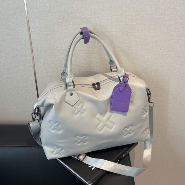 Large capacity, lightweight, durable zippered tote bag