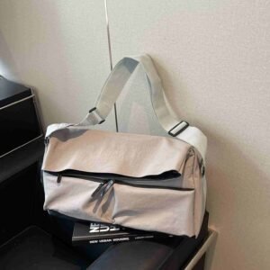 Large-capacity gym bag with separate compartments for wet and dry items