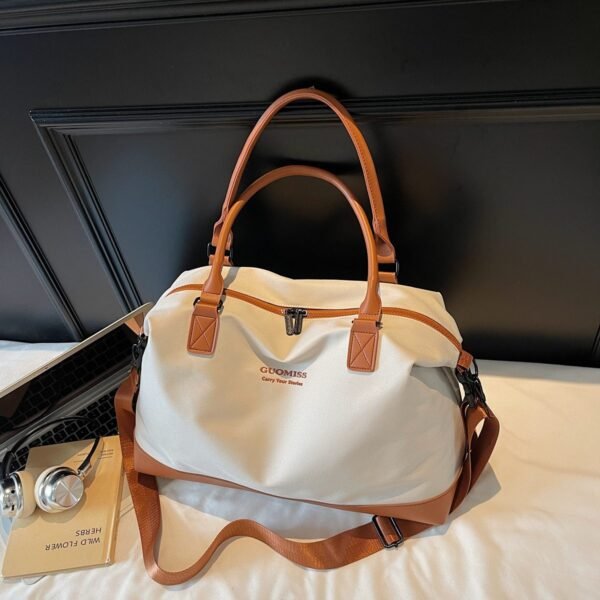 Stylish and practical sports and fitness tote bag with separate compartments for wet and dry items