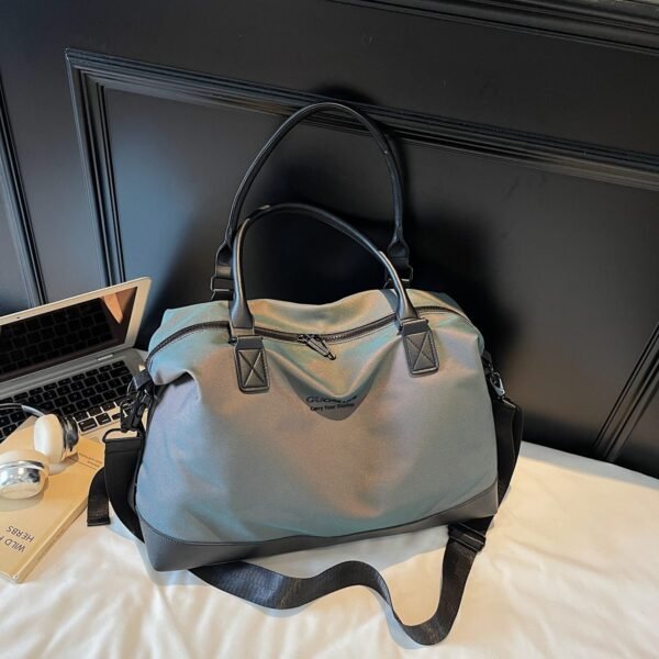 Stylish and practical sports and fitness tote bag with separate compartments for wet and dry items