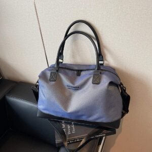 Stylish and practical sports and fitness tote bag with separate compartments for wet and dry items