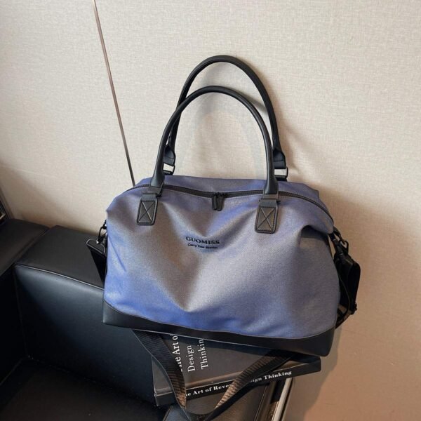 Stylish and practical sports and fitness tote bag with separate compartments for wet and dry items