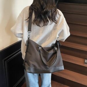 Stylish and practical sports and fitness tote bag with separate compartments for wet and dry items