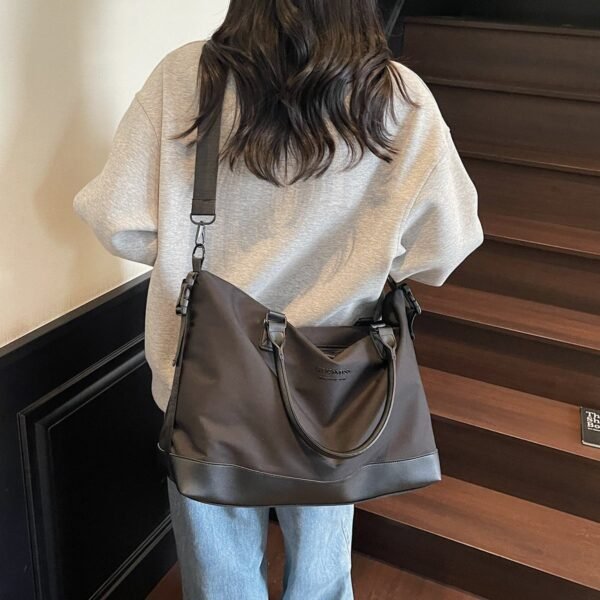 Stylish and practical sports and fitness tote bag with separate compartments for wet and dry items