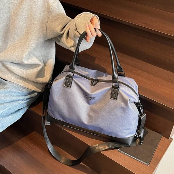 Stylish and practical sports and fitness tote bag with separate compartments for wet and dry items