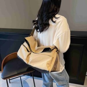 Large-capacity gym bag with separate compartments for wet and dry items